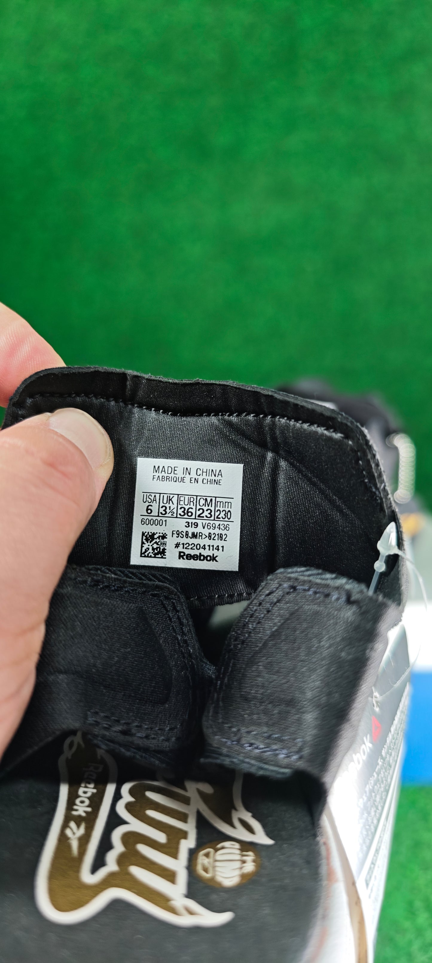 Reebok Instapump Fury Sandal – Noir / Blanc / Détails dorés