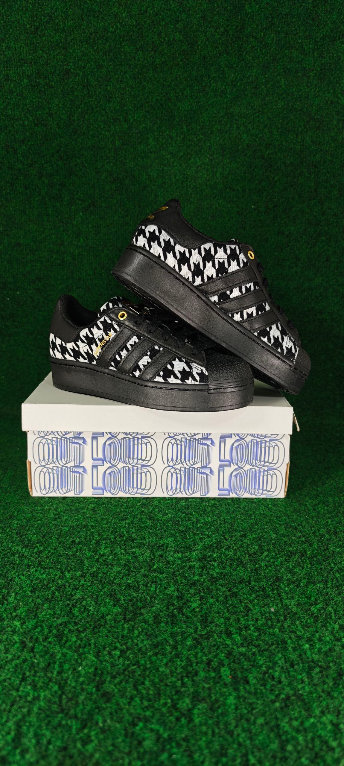 Adidas Superstar Bold W – Noir / Blanc / Détails dorés