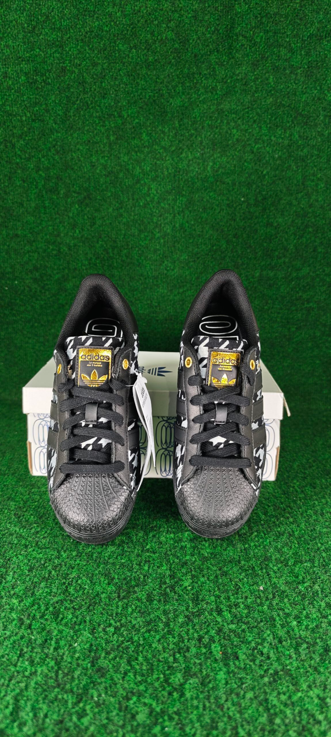 Adidas Superstar Bold W – Noir / Blanc / Détails dorés