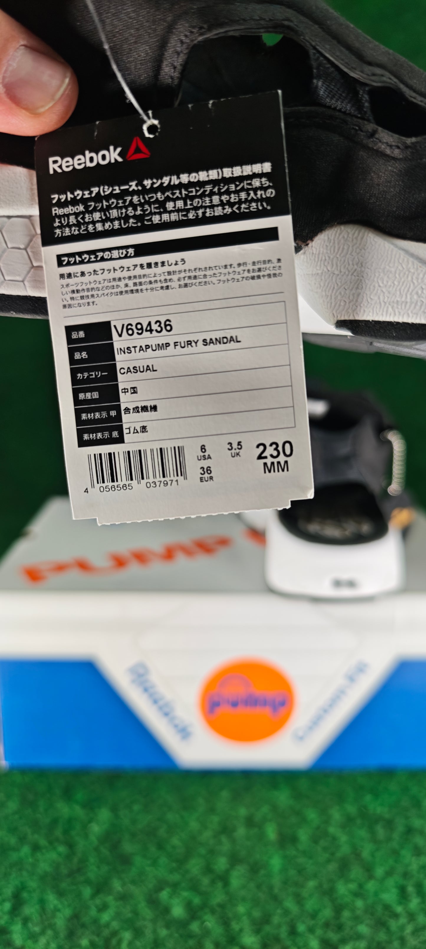 Reebok Instapump Fury Sandal – Noir / Blanc / Détails dorés