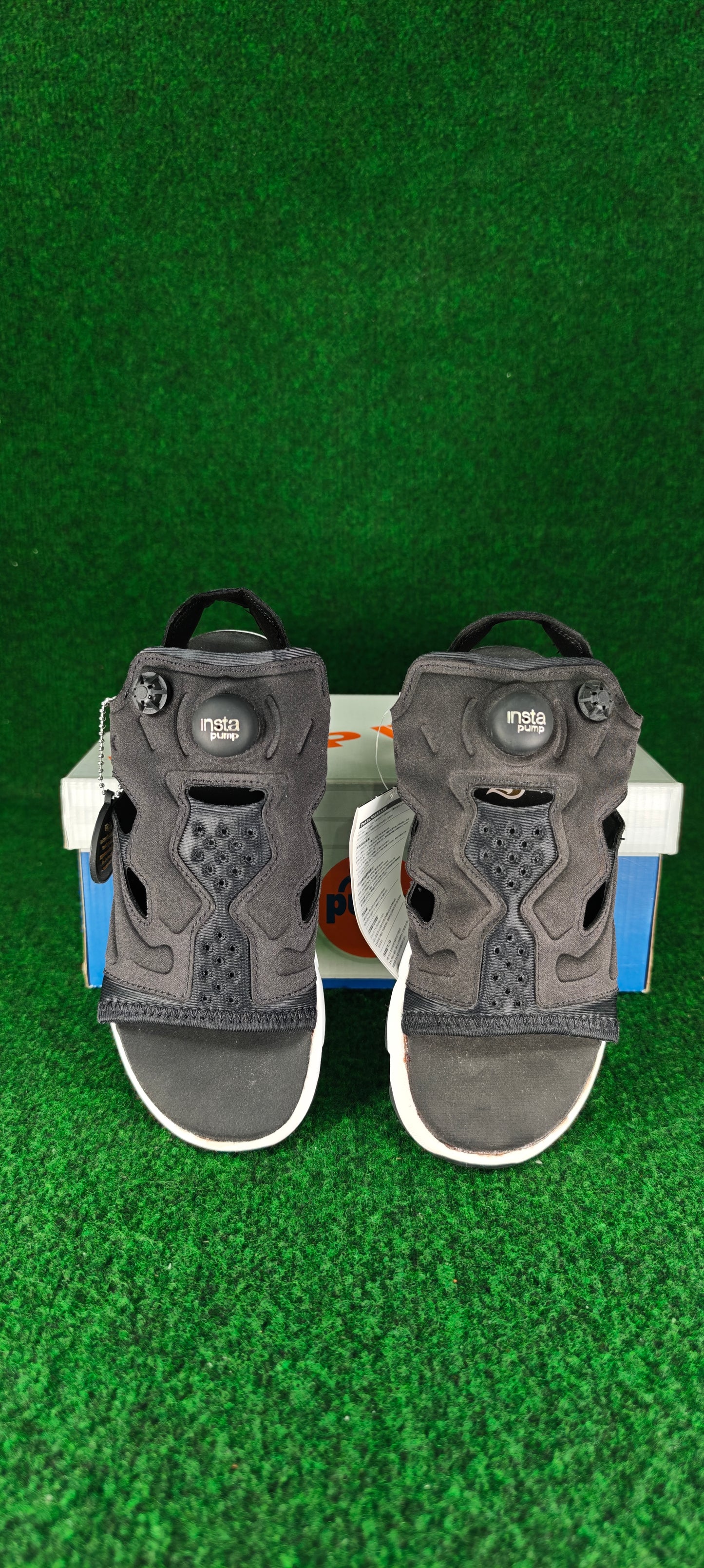 Reebok Instapump Fury Sandal – Noir / Blanc / Détails dorés