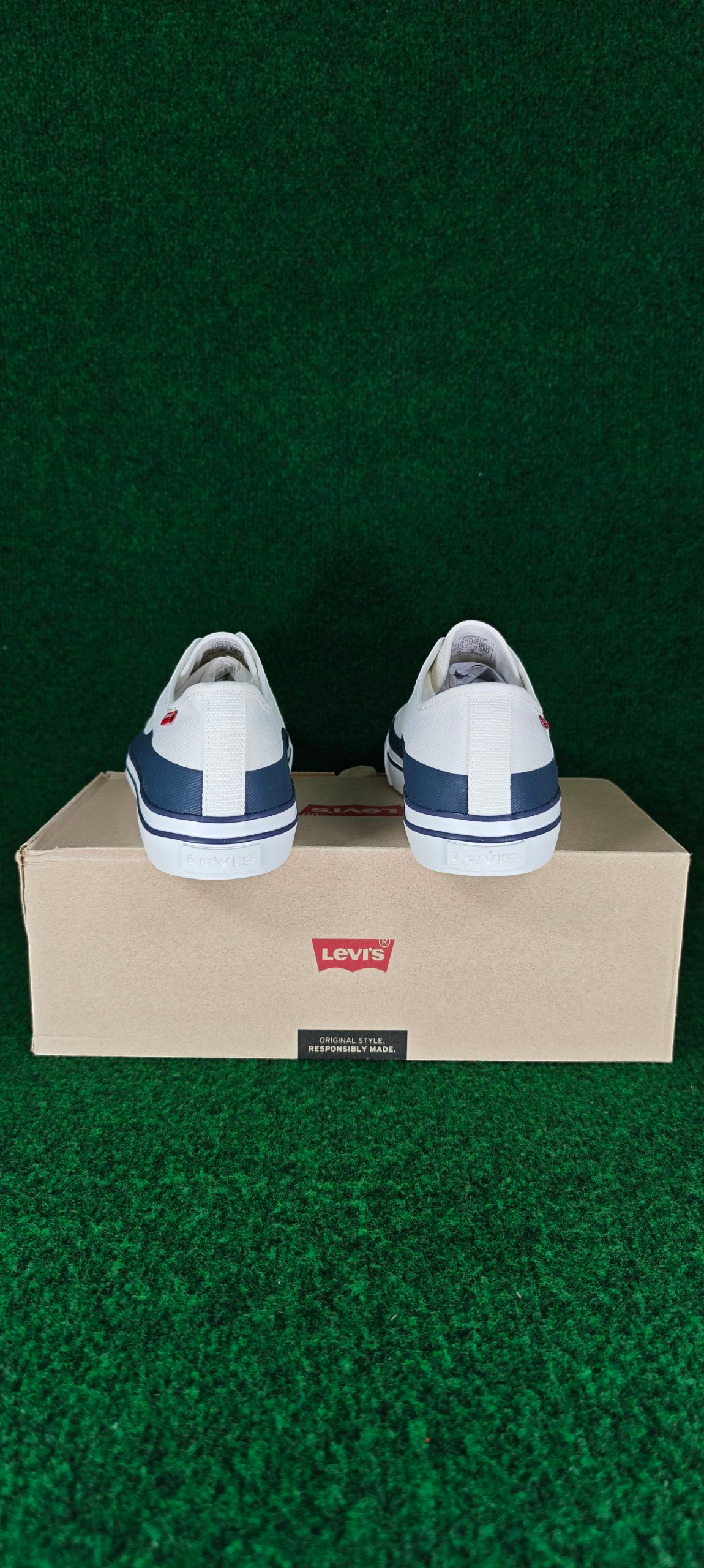 Levi’s Square Low – Blanc Brillant / Bleu Marine