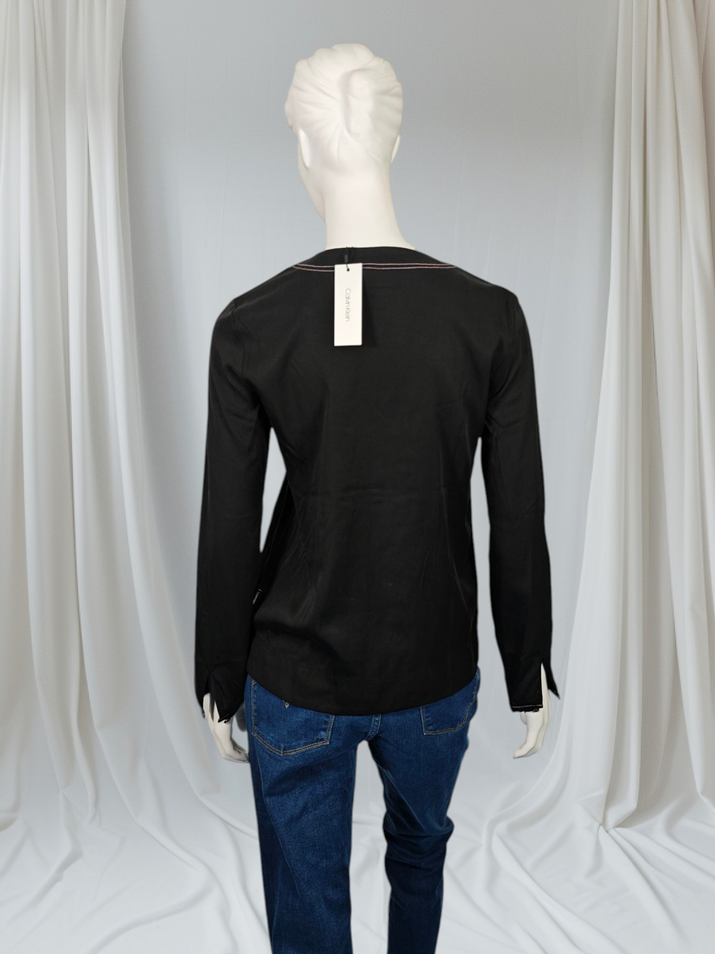 Calvin Klein – LS V-Neck Button Up Blouse