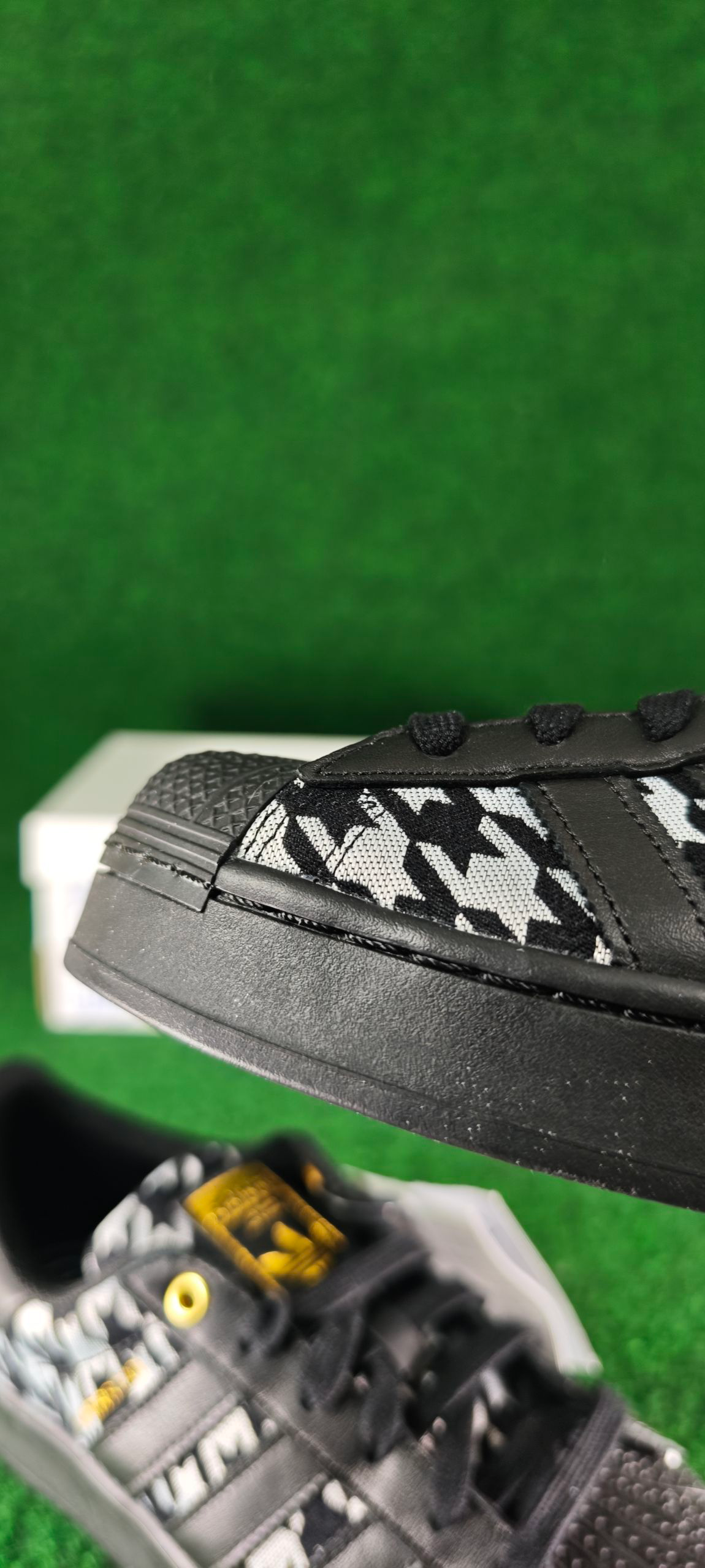 Adidas Superstar Bold W – Noir / Blanc / Détails dorés