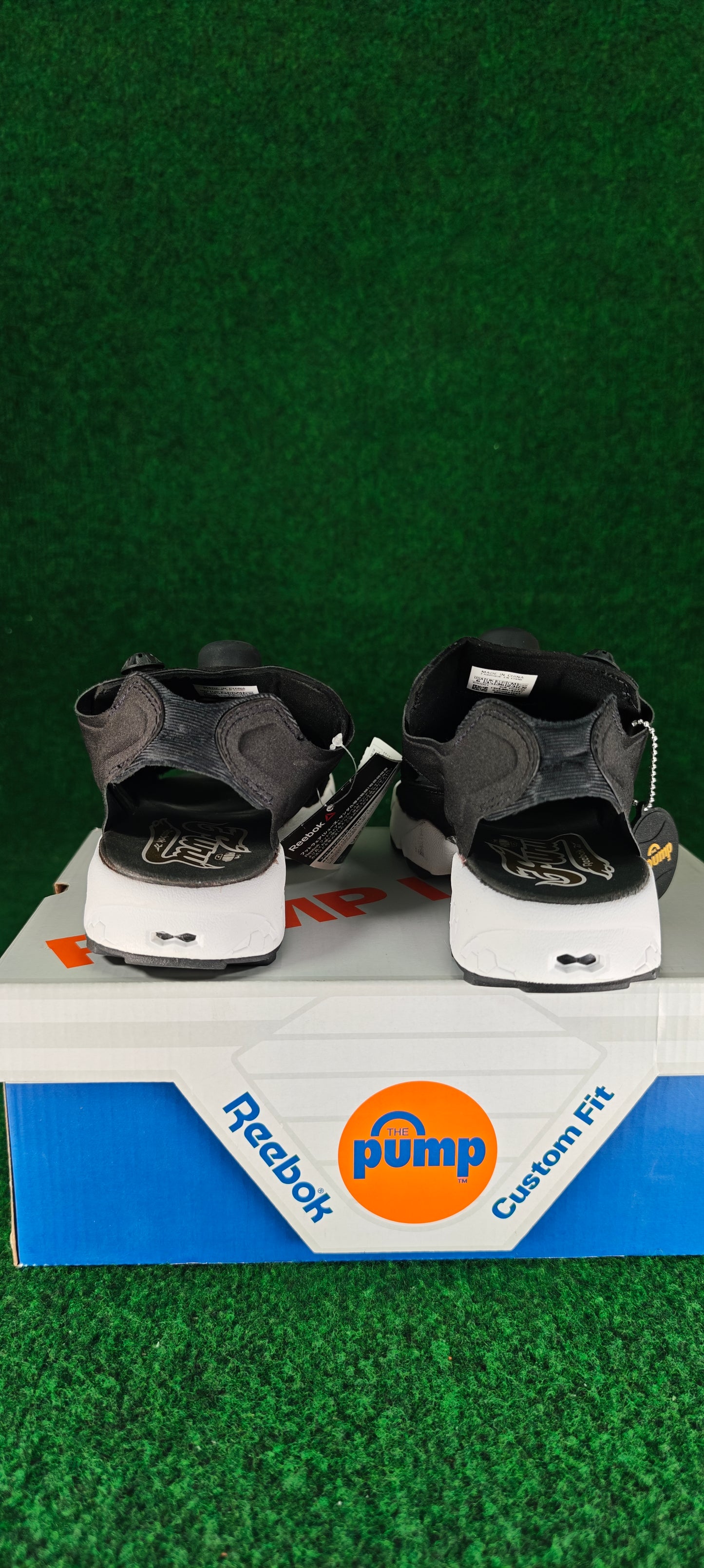 Reebok Instapump Fury Sandal – Noir / Blanc / Détails dorés