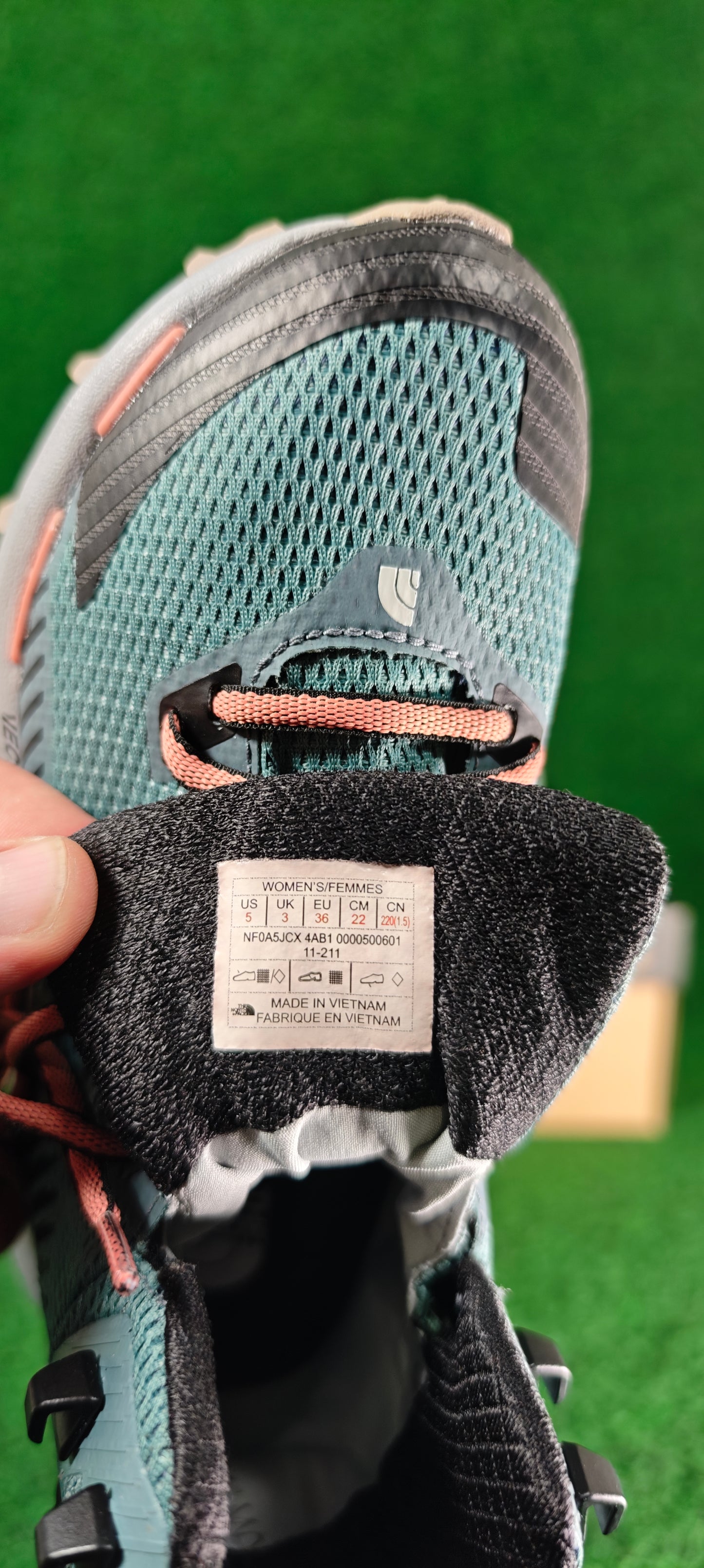 The North Face Women’s VECTIV Fastpack Mid FUTURELIGHT – Goblin Blue / TNF Black