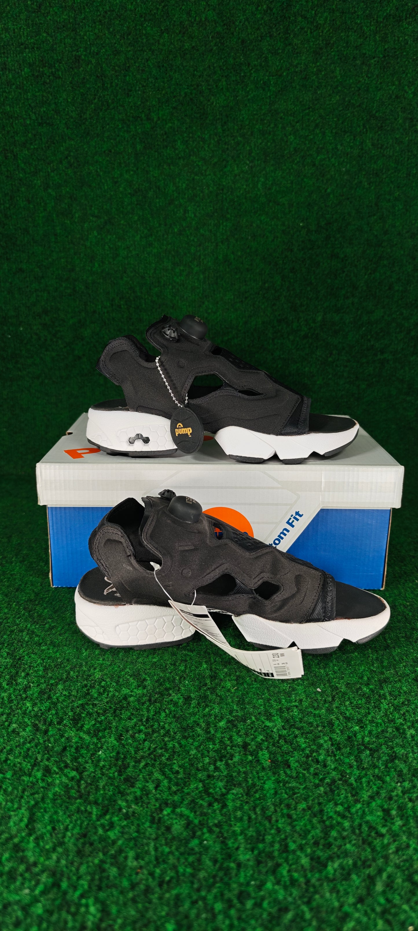 Reebok Instapump Fury Sandal – Noir / Blanc / Détails dorés
