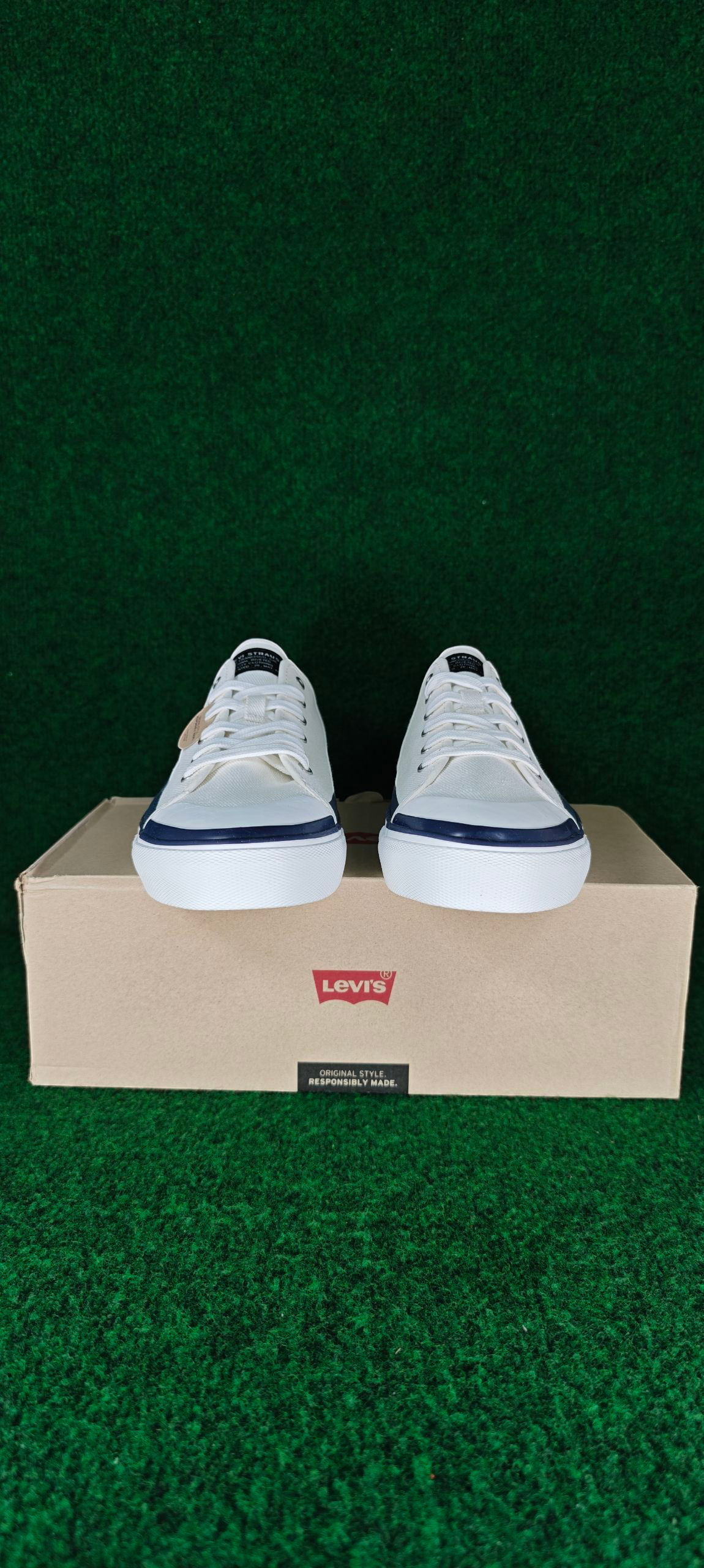 Levi’s Square Low – Blanc Brillant / Bleu Marine