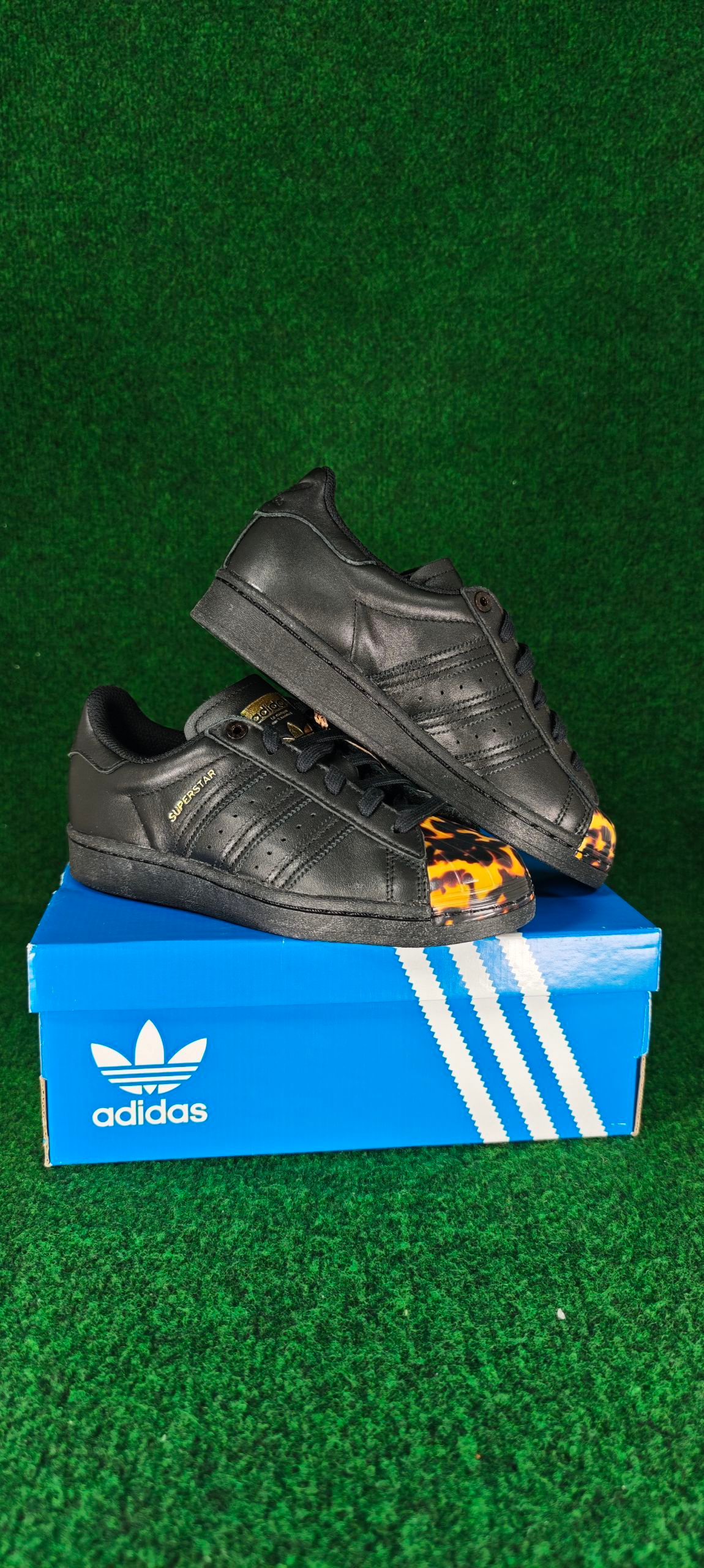 Adidas Superstar W – Noir / Or métallisé / Coque imprimée