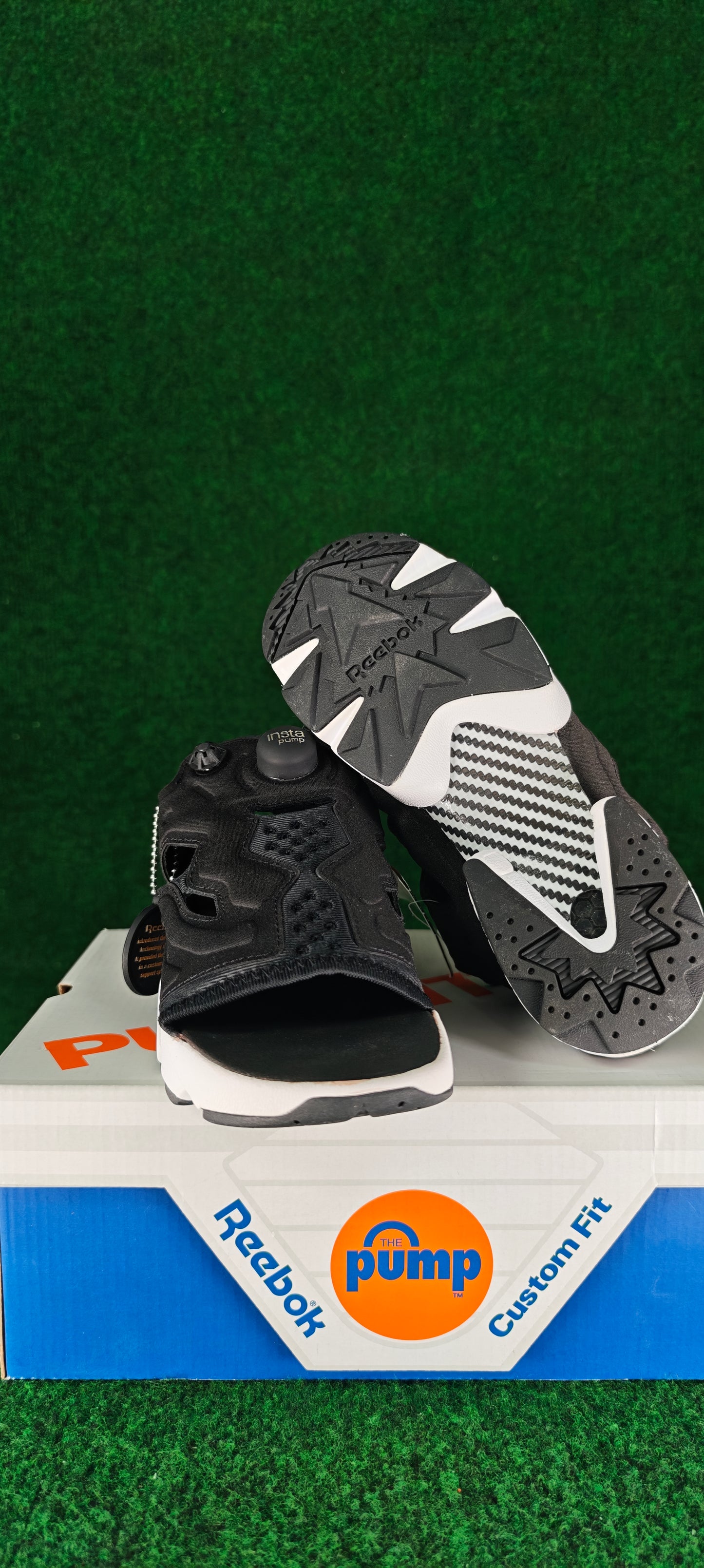 Reebok Instapump Fury Sandal – Noir / Blanc / Détails dorés