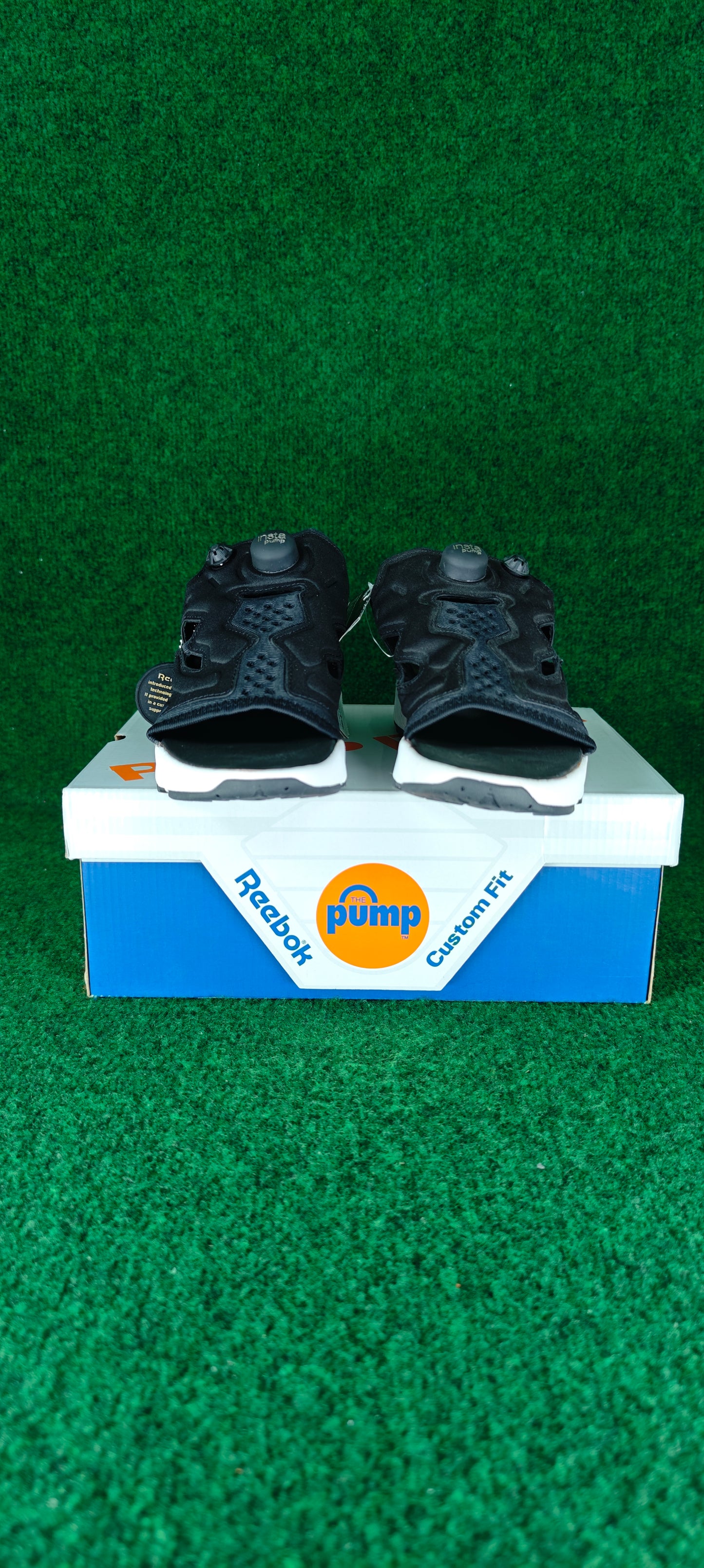 Reebok Instapump Fury Sandal – Noir / Blanc / Détails dorés