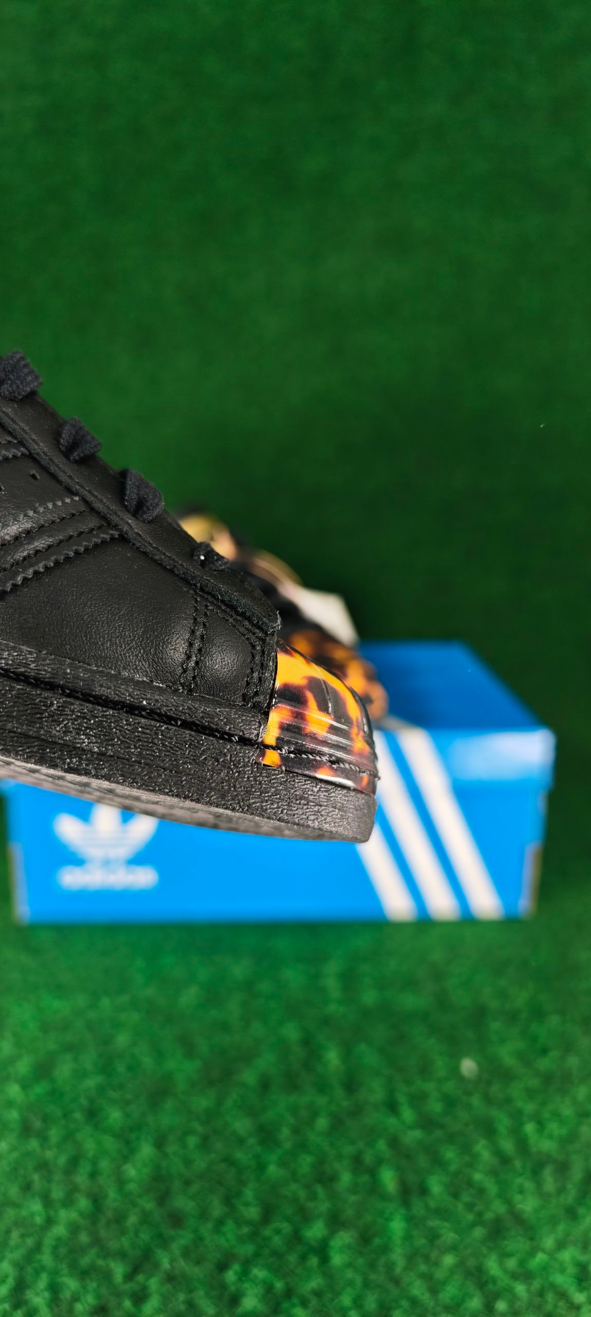Adidas Superstar W – Noir / Or métallisé / Coque imprimée
