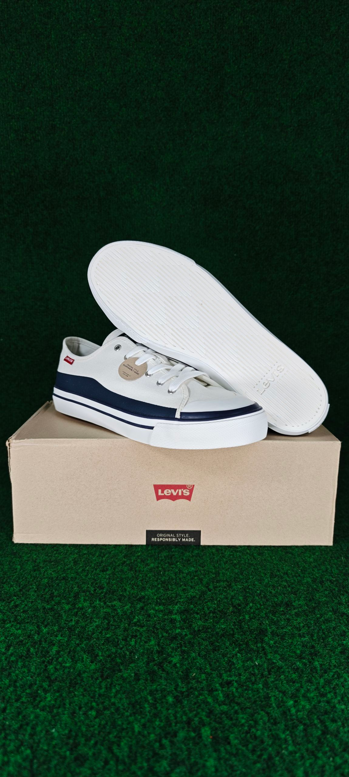 Levi’s Square Low – Blanc Brillant / Bleu Marine