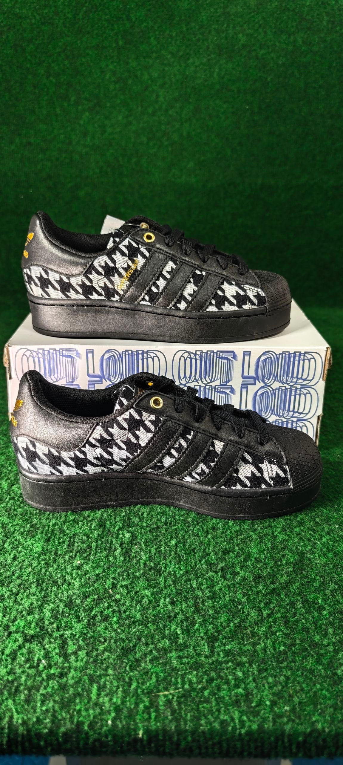 Adidas Superstar Bold W – Noir / Blanc / Détails dorés