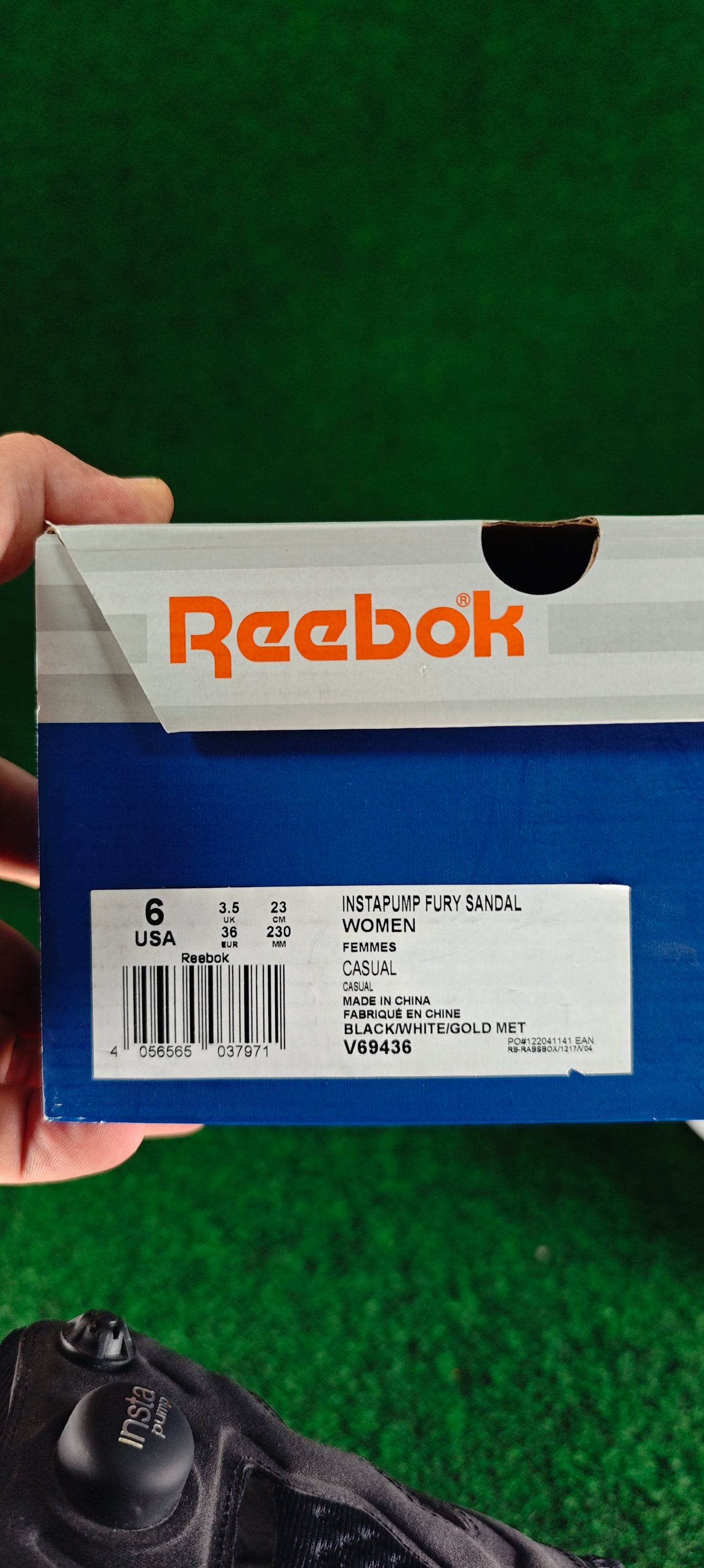 Reebok Instapump Fury Sandal – Noir / Blanc / Détails dorés